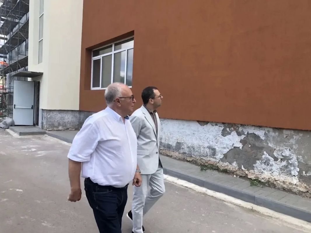 Депутат Тамбовской областной Думы Павел Моисеев во время визита в город Котовск совместно с главой города Алексеем Плахотниковым осмотрели объекты благоустройства и высадили саженцы деревьев на территории центра развития... Депутат Тамбовской областной Думы Павел Моисеев во время визита в город Котовск совместно с главой города Алексеем Плахотниковым осмотрели объекты благоустройства и высадили саженцы деревьев на территории центра развития...