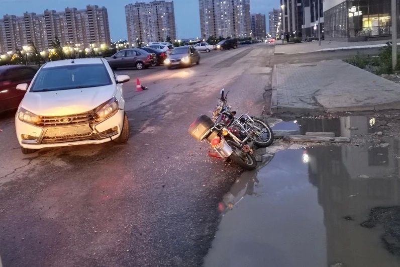 В Тамбове в ДТП с «Ладой Веста» пострадал водитель мопеда В Тамбове в ДТП с «Ладой Веста» пострадал водитель мопеда