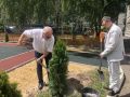 Депутат Тамбовской областной Думы Павел Моисеев во время визита в город Котовск совместно с главой города Алексеем Плахотниковым осмотрели объекты благоустройства и высадили саженцы деревьев на территории центра развития...