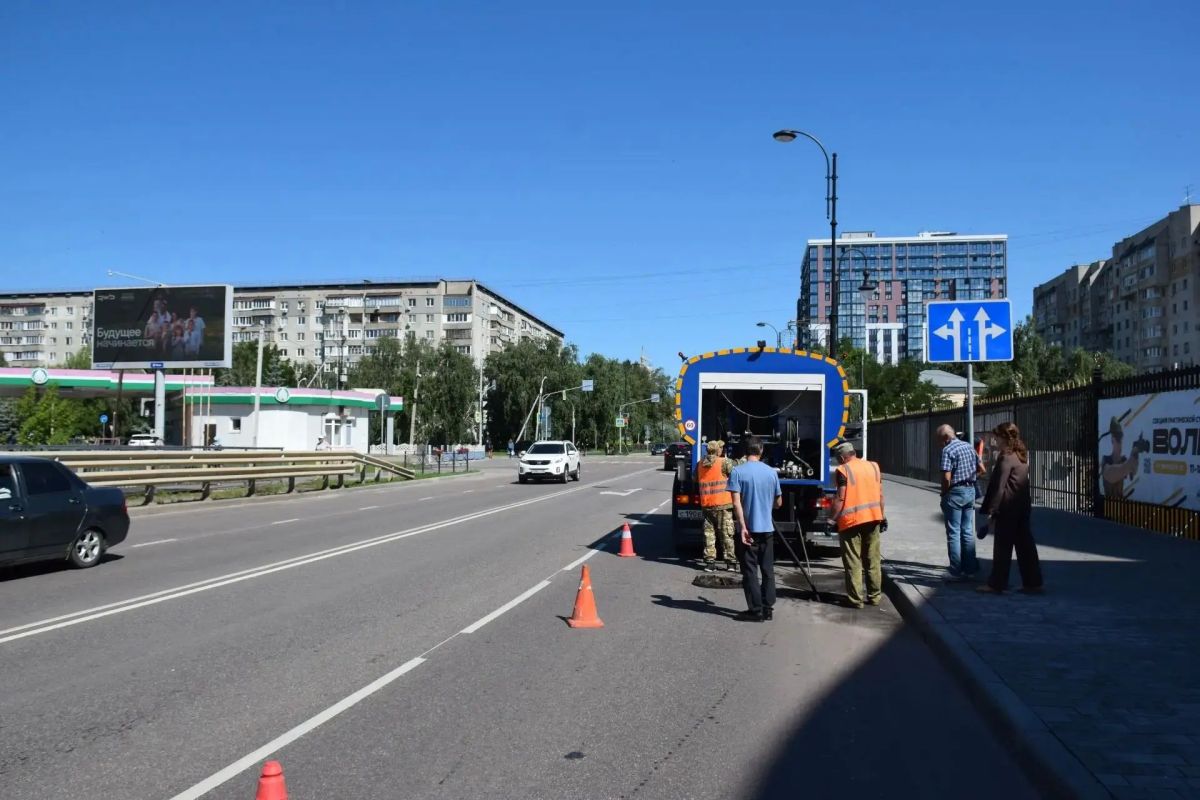 В Тамбове системно чистят дождеприёмные колодцы В Тамбове системно чистят дождеприёмные колодцы