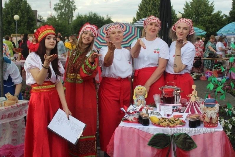 «Вишнёвый» праздник с карнавалом и гала-концертом прошёл в Уварове