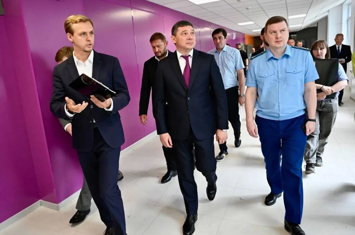 Глава региона Евгений Первышов и прокурор Тамбовской области Андрей Кулагин проинспектировали строительство школы на 1100 мест в селе Бокино города Тамбова Глава региона Евгений Первышов и прокурор Тамбовской области Андрей Кулагин проинспектировали строительство школы на 1100 мест в селе Бокино города Тамбова