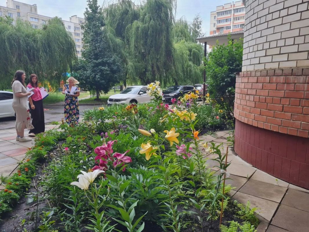 Выездная комиссия городского смотра-конкурса «Тамбов в цвету» оценивает участников Выездная комиссия городского смотра-конкурса «Тамбов в цвету» оценивает участников