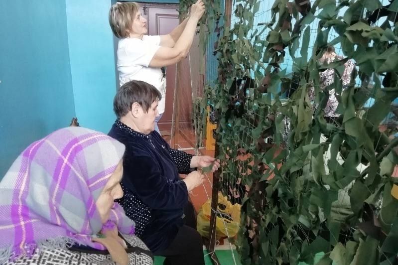 Жительница Бахарева уже три года плетёт маскировочные сети для бойцов СВО