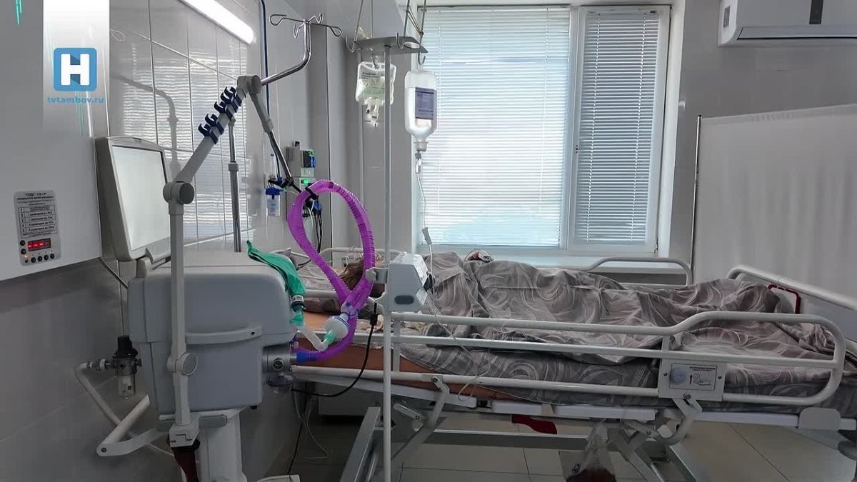 Евгений Первышов посетил в больнице пострадавших при атаке беспилотников на Котовск