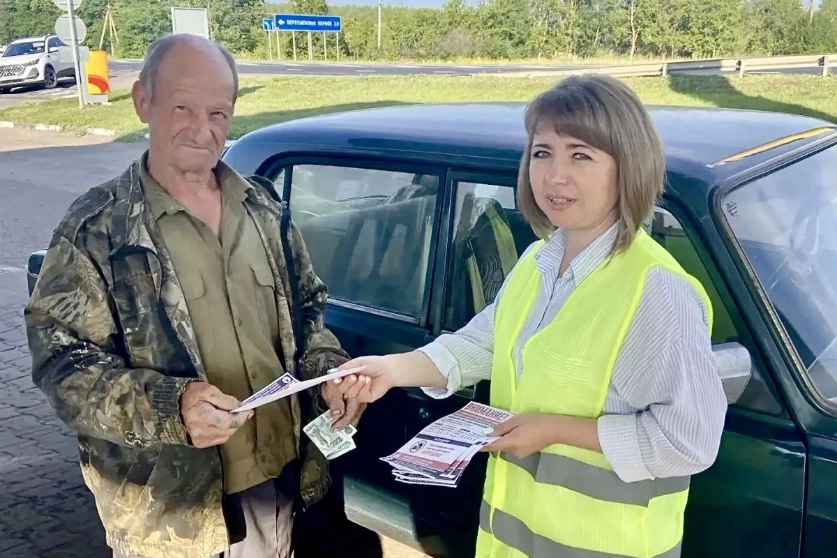 На автозаправочных станциях Тамбовской области, где формируются очереди, продолжают работать волонтёры