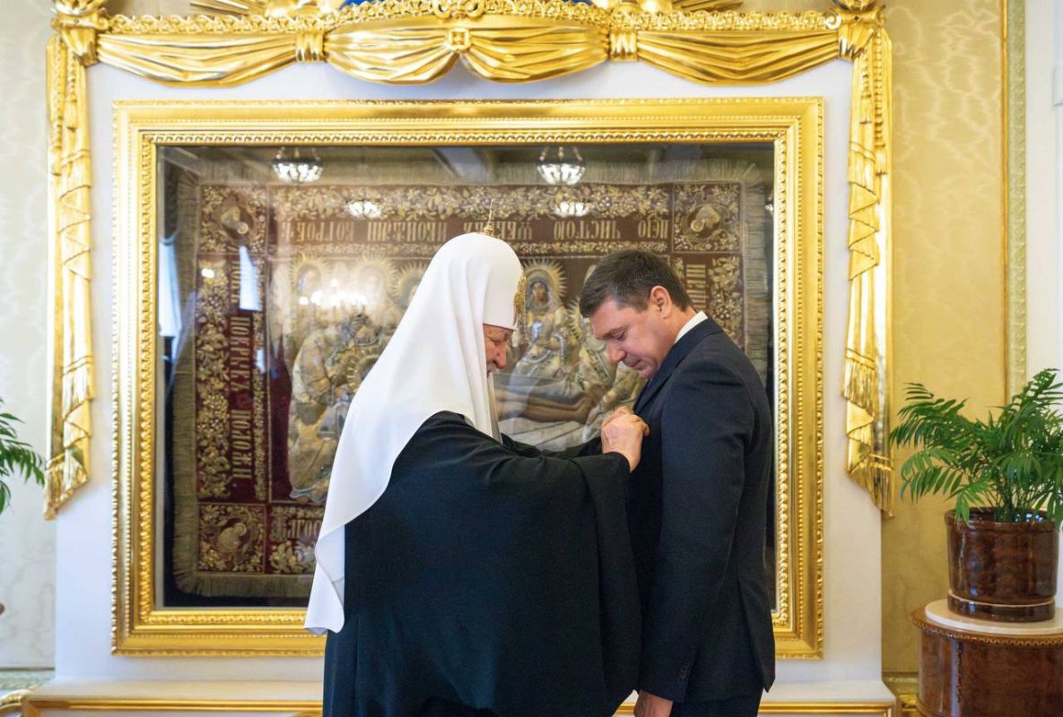 Патриарх Кирилл наградил губернатора Евгения Первышова орденом благоверного князя Даниила Московского на встрече в Даниловом монастыре