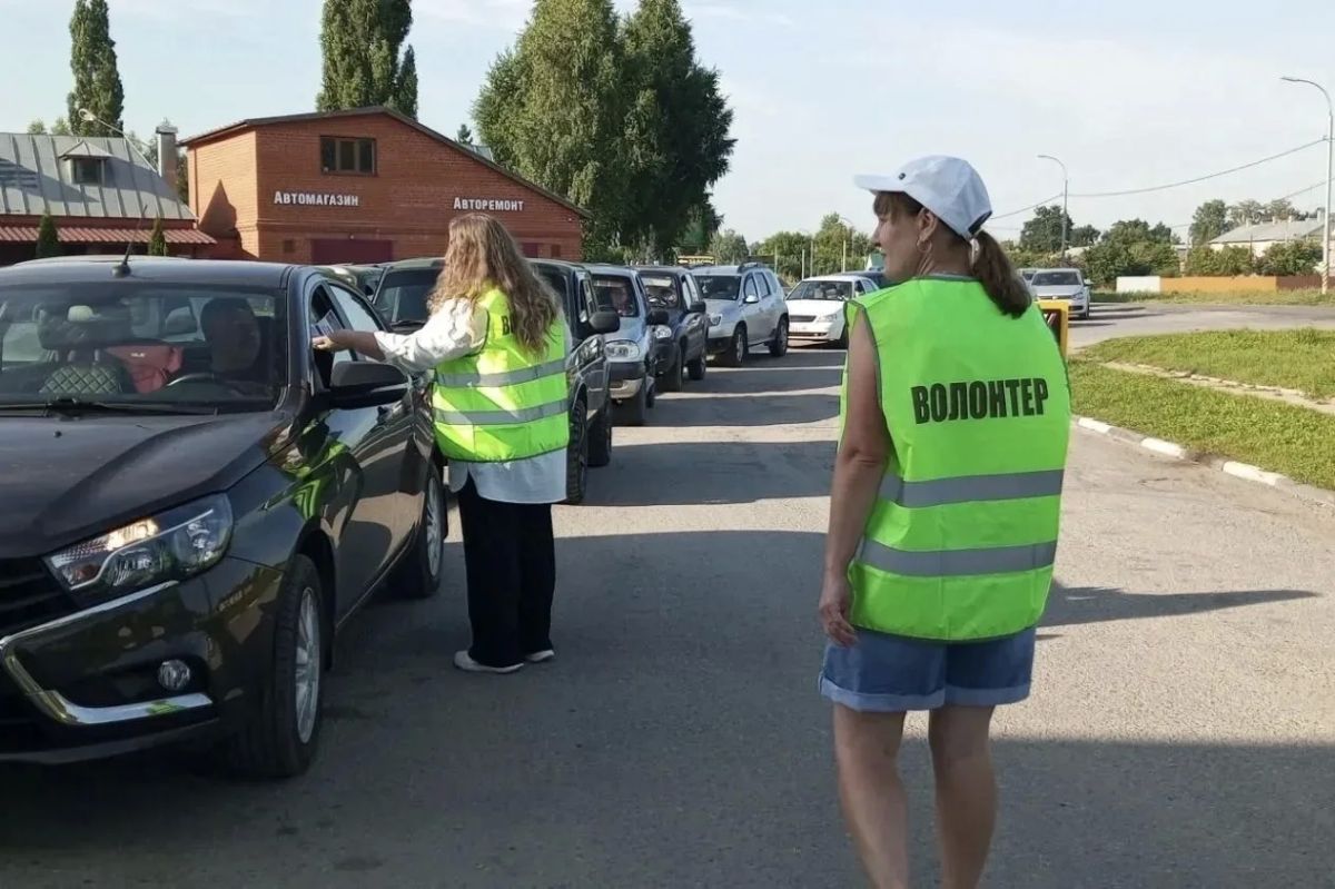 На автозаправочных станциях Тамбовской области, где формируются очереди, продолжают работать волонтёры На автозаправочных станциях Тамбовской области, где формируются очереди, продолжают работать волонтёры