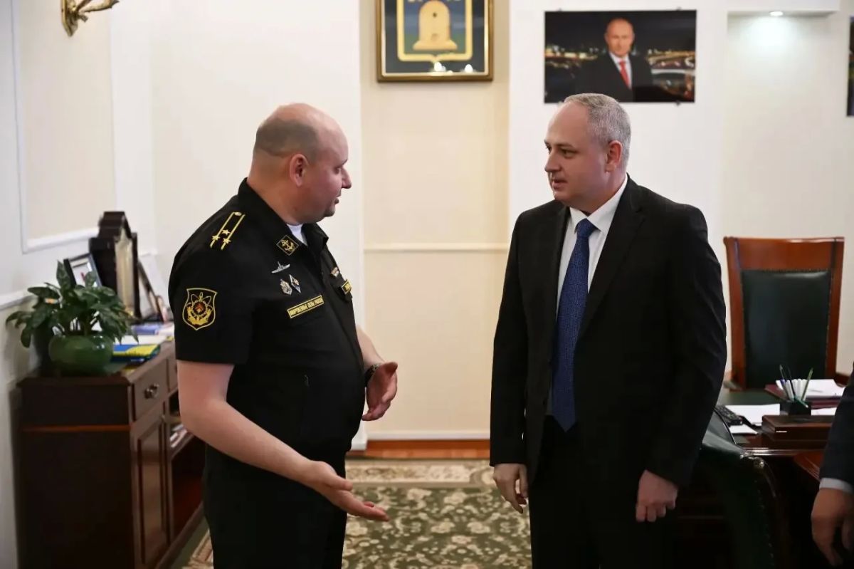 Максим Косенков: Сегодня вместе с председателем Тамбовской городской Думы Константином Кутейниковым встретился с командиром большой атомной подводной лодки «Тамбов», капитаном I ранга Александром Правдиным, и членами его... Максим Косенков: Сегодня вместе с председателем Тамбовской городской Думы Константином Кутейниковым встретился с командиром большой атомной подводной лодки «Тамбов», капитаном I ранга Александром Правдиным, и членами его...