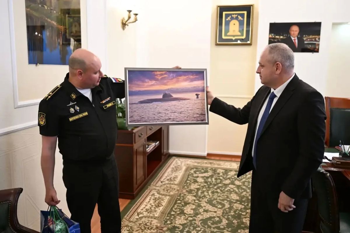 Максим Косенков: Сегодня вместе с председателем Тамбовской городской Думы Константином Кутейниковым встретился с командиром большой атомной подводной лодки «Тамбов», капитаном I ранга Александром Правдиным, и членами его... Максим Косенков: Сегодня вместе с председателем Тамбовской городской Думы Константином Кутейниковым встретился с командиром большой атомной подводной лодки «Тамбов», капитаном I ранга Александром Правдиным, и членами его...