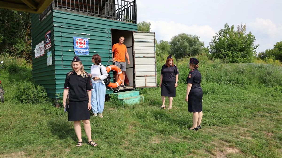 Тамбовские полицейские с представителем комиссии по делам несовершеннолетних и защите их прав провели рейд по городским пляжам Тамбовские полицейские с представителем комиссии по делам несовершеннолетних и защите их прав провели рейд по городским пляжам