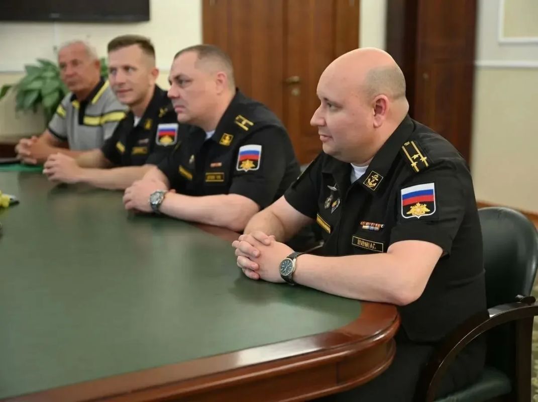 Максим Косенков: Сегодня вместе с председателем Тамбовской городской Думы Константином Кутейниковым встретился с командиром большой атомной подводной лодки «Тамбов», капитаном I ранга Александром Правдиным, и членами его... Максим Косенков: Сегодня вместе с председателем Тамбовской городской Думы Константином Кутейниковым встретился с командиром большой атомной подводной лодки «Тамбов», капитаном I ранга Александром Правдиным, и членами его...