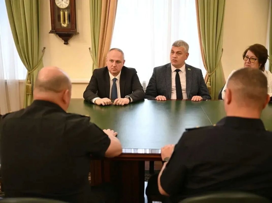 Максим Косенков: Сегодня вместе с председателем Тамбовской городской Думы Константином Кутейниковым встретился с командиром большой атомной подводной лодки «Тамбов», капитаном I ранга Александром Правдиным, и членами его...