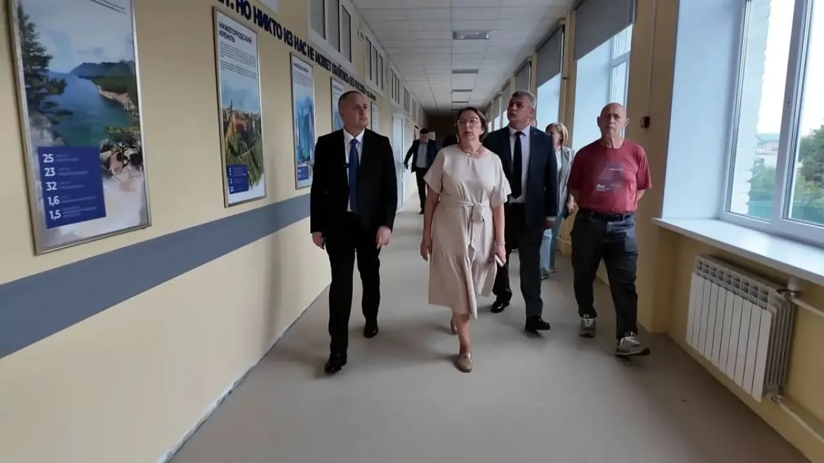 Максим Косенков: Вчера провел рабочее совещание в первом корпусе 21-го лицея на улице Энгельса и вместе с председателем городской Думы Константином Кутейниковым проинспектировали подготовку здания к новому учебному году... Максим Косенков: Вчера провел рабочее совещание в первом корпусе 21-го лицея на улице Энгельса и вместе с председателем городской Думы Константином Кутейниковым проинспектировали подготовку здания к новому учебному году...