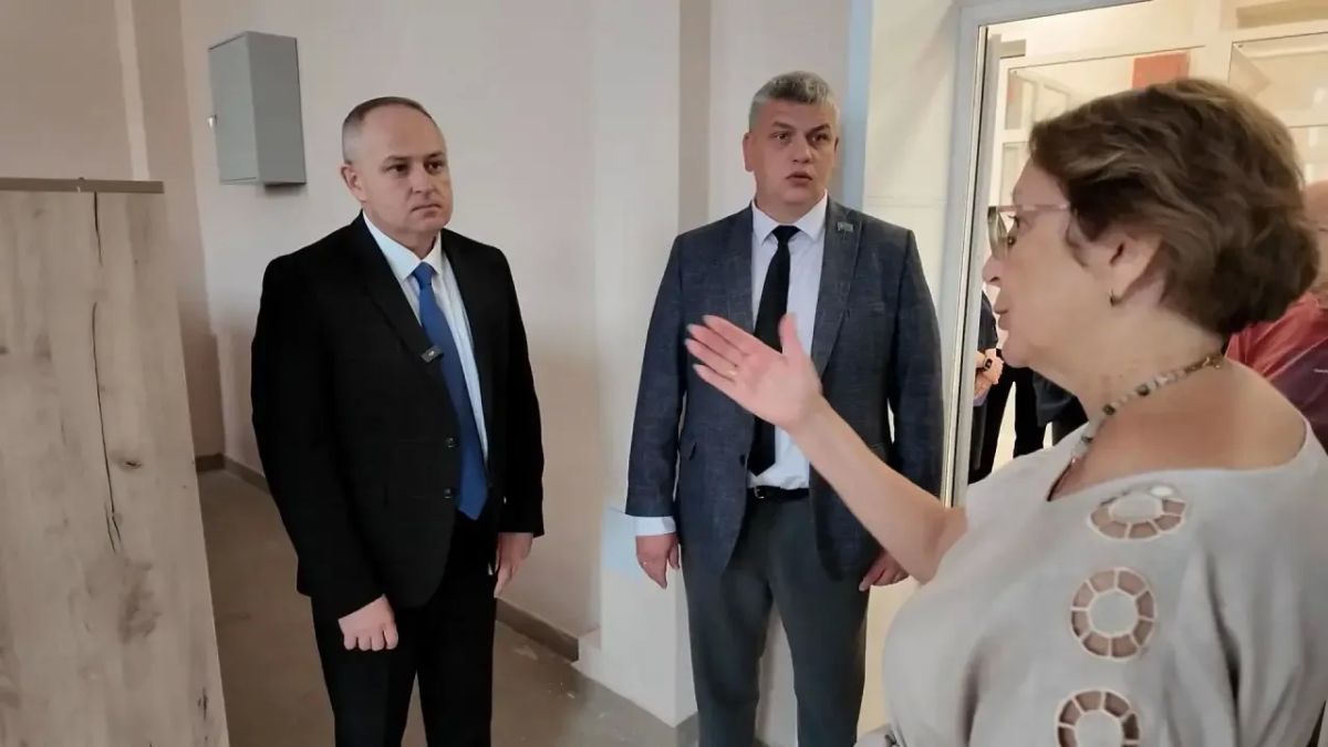 Максим Косенков: Вчера провел рабочее совещание в первом корпусе 21-го лицея на улице Энгельса и вместе с председателем городской Думы Константином Кутейниковым проинспектировали подготовку здания к новому учебному году... Максим Косенков: Вчера провел рабочее совещание в первом корпусе 21-го лицея на улице Энгельса и вместе с председателем городской Думы Константином Кутейниковым проинспектировали подготовку здания к новому учебному году...