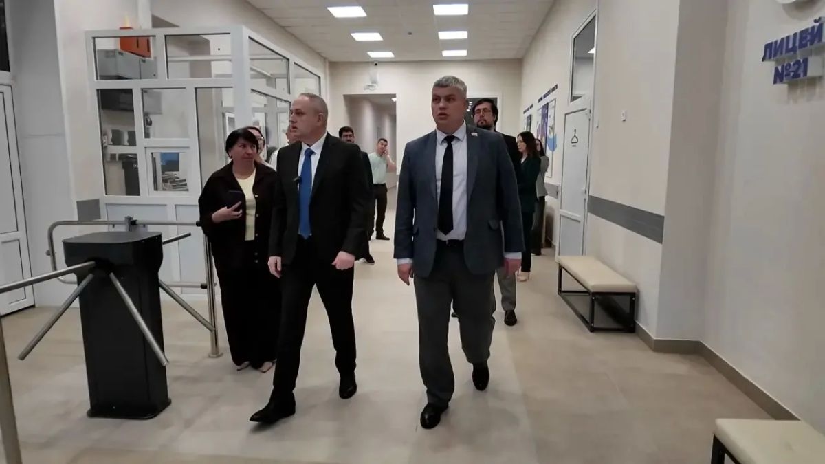 Максим Косенков: Вчера провел рабочее совещание в первом корпусе 21-го лицея на улице Энгельса и вместе с председателем городской Думы Константином Кутейниковым проинспектировали подготовку здания к новому учебному году... Максим Косенков: Вчера провел рабочее совещание в первом корпусе 21-го лицея на улице Энгельса и вместе с председателем городской Думы Константином Кутейниковым проинспектировали подготовку здания к новому учебному году...