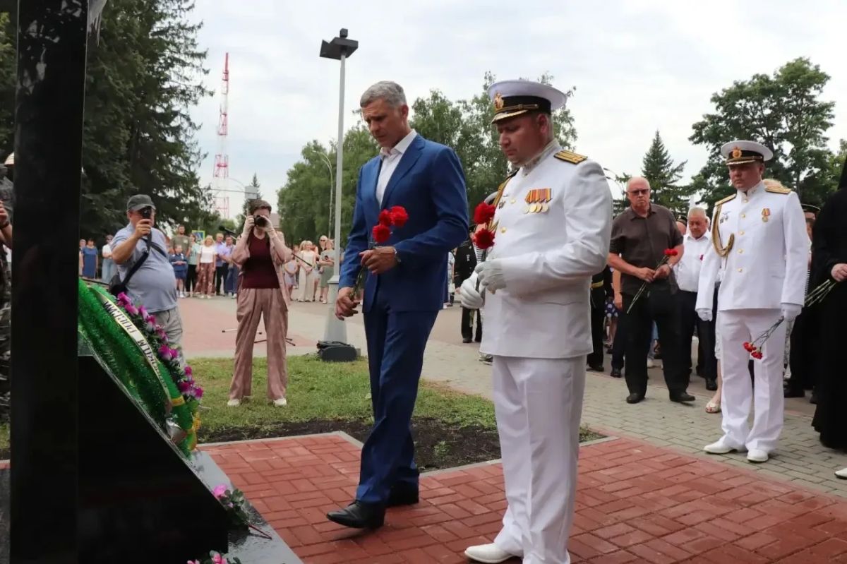 В Тамбовской области открыли памятный знак «Морякам всех поколений» В Тамбовской области открыли памятный знак «Морякам всех поколений»