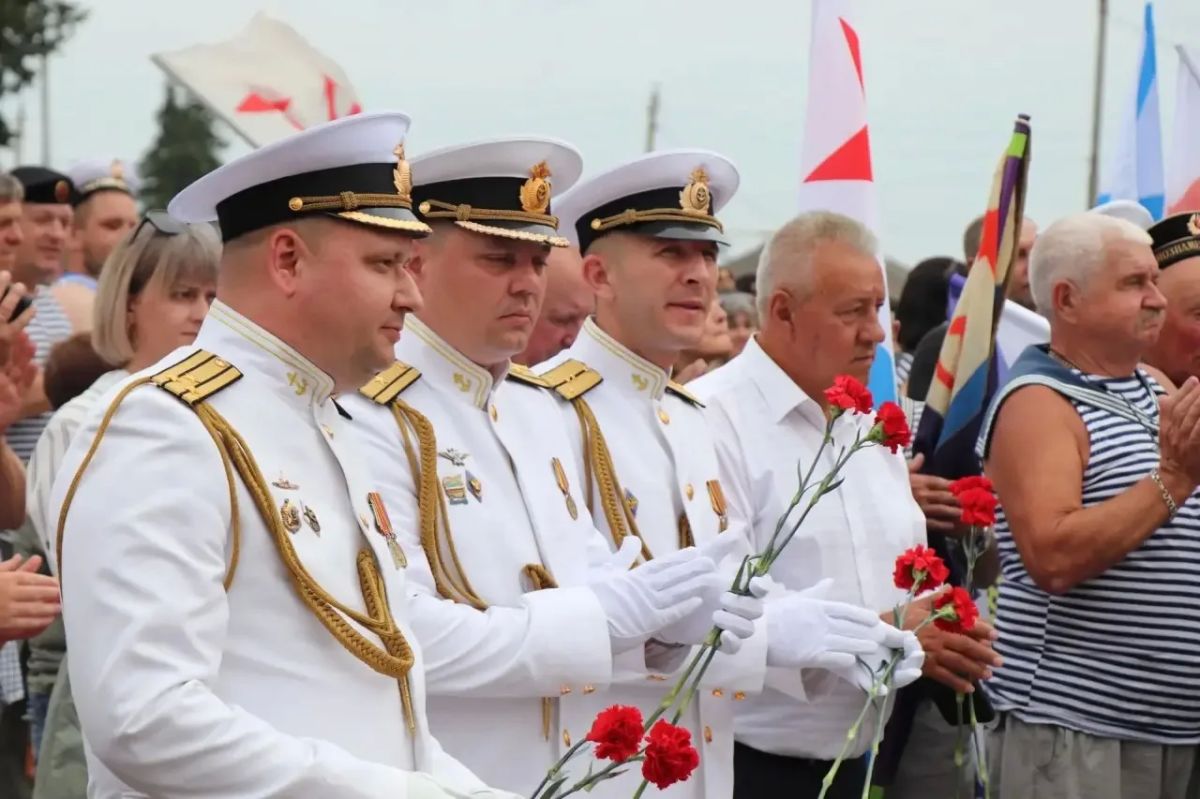 В Тамбовской области открыли памятный знак «Морякам всех поколений» В Тамбовской области открыли памятный знак «Морякам всех поколений»