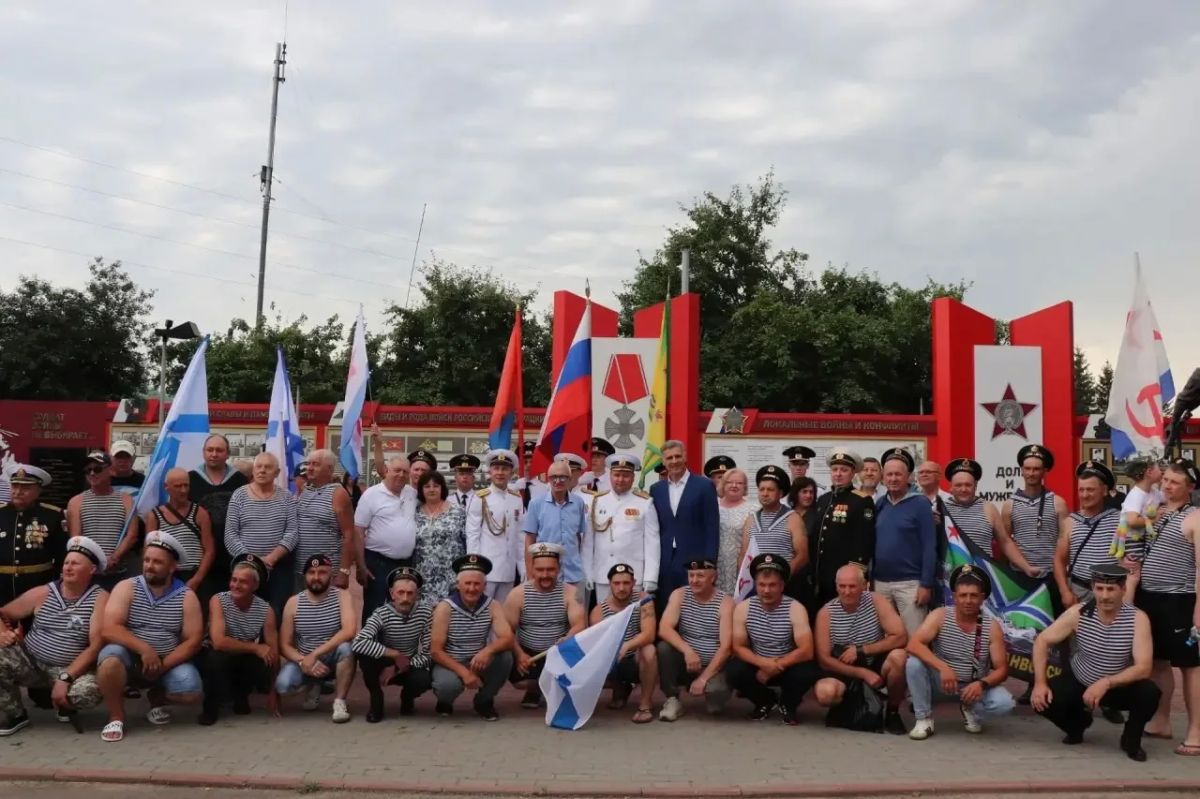 В Тамбовской области открыли памятный знак «Морякам всех поколений» В Тамбовской области открыли памятный знак «Морякам всех поколений»