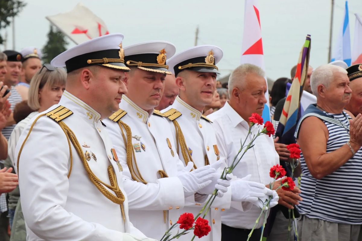 В Уварове открыли памятный знак морякам в День Военно-морского флота В Уварове открыли памятный знак морякам в День Военно-морского флота