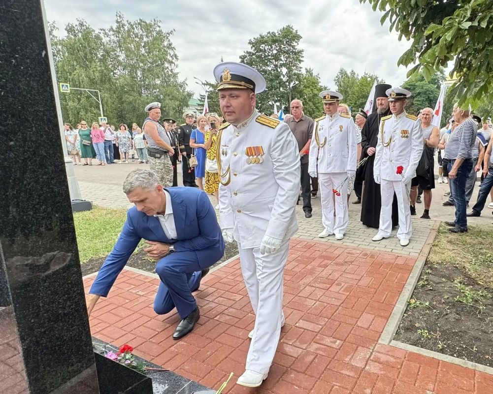 В Уварово, в парке «Патриот», в День Военно-морского флота состоялось торжественное открытие памятника «Морякам всех поколений» В Уварово, в парке «Патриот», в День Военно-морского флота состоялось торжественное открытие памятника «Морякам всех поколений»