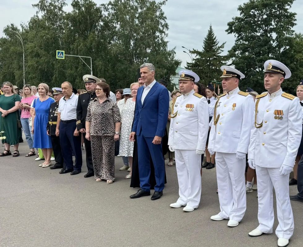 В Уварово, в парке «Патриот», в День Военно-морского флота состоялось торжественное открытие памятника «Морякам всех поколений» В Уварово, в парке «Патриот», в День Военно-морского флота состоялось торжественное открытие памятника «Морякам всех поколений»