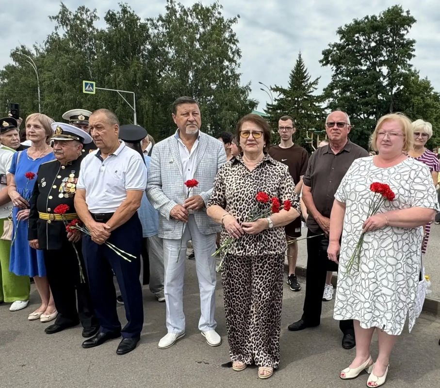В Уварово, в парке «Патриот», в День Военно-морского флота состоялось торжественное открытие памятника «Морякам всех поколений» В Уварово, в парке «Патриот», в День Военно-морского флота состоялось торжественное открытие памятника «Морякам всех поколений»