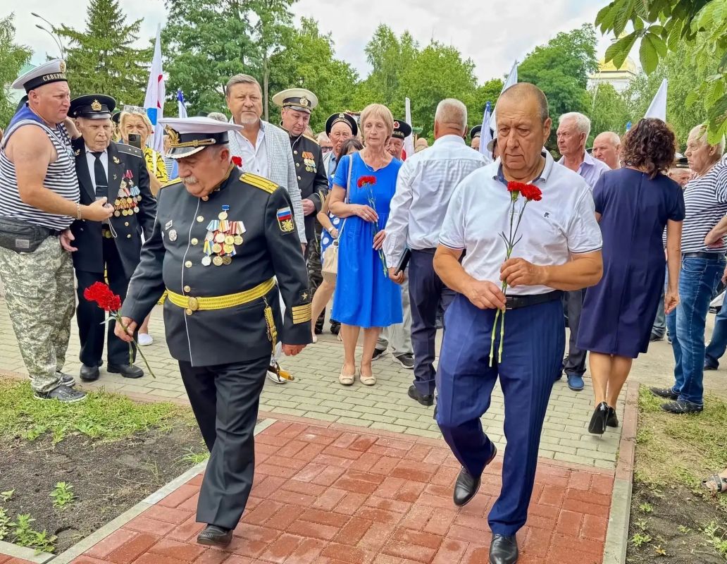 В Уварово, в парке «Патриот», в День Военно-морского флота состоялось торжественное открытие памятника «Морякам всех поколений» В Уварово, в парке «Патриот», в День Военно-морского флота состоялось торжественное открытие памятника «Морякам всех поколений»