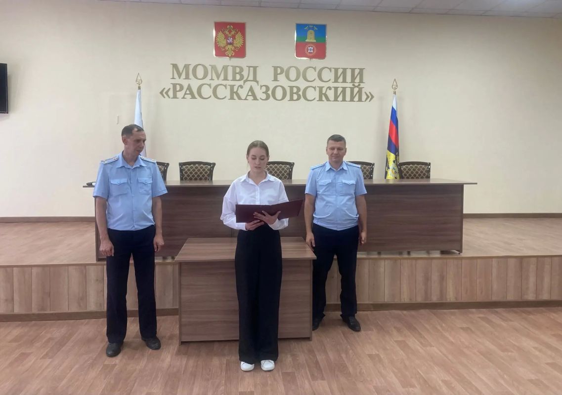 В МОМВД России «Рассказовский» состоялось торжественное вручение офицерских погон сотрудникам отдела и торжественная церемония принятия присяги В МОМВД России «Рассказовский» состоялось торжественное вручение офицерских погон сотрудникам отдела и торжественная церемония принятия присяги