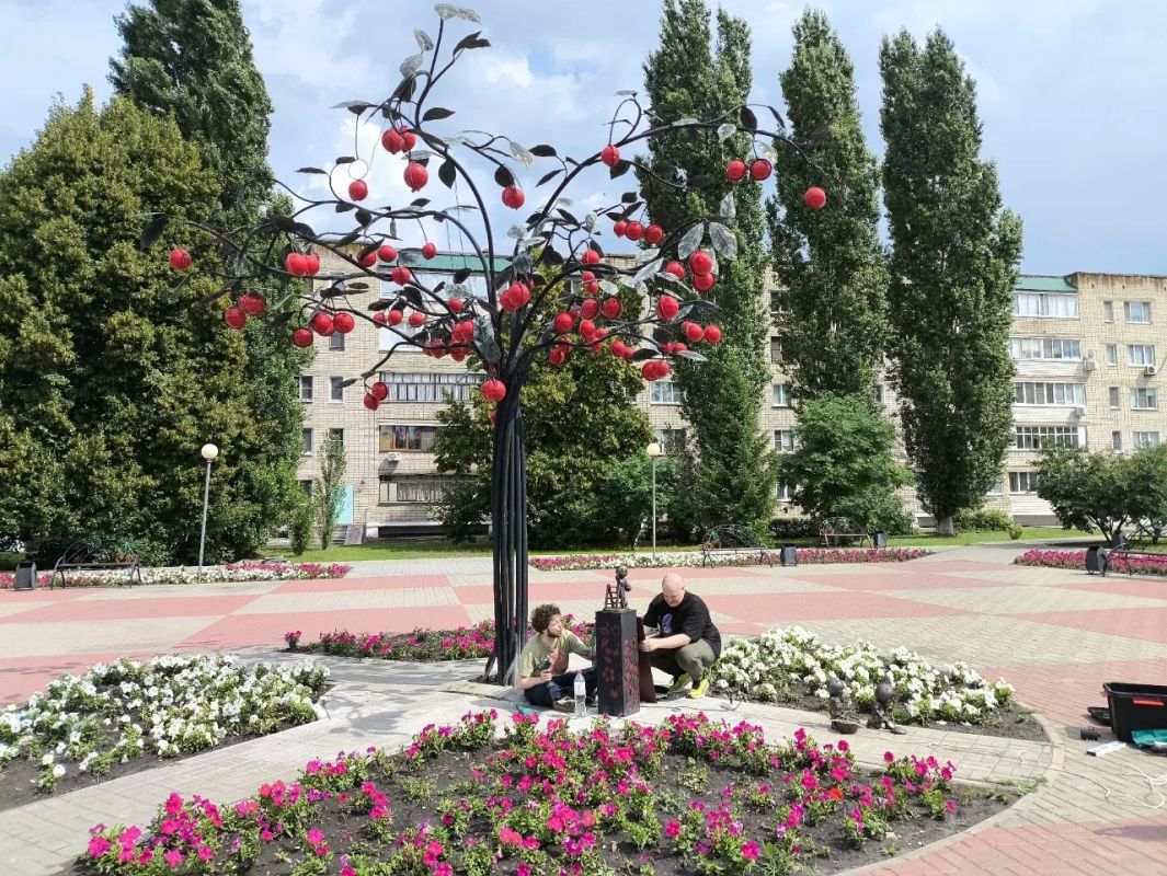 В Уварове устанавливают новый арт-объект «Вишнёвая семейка» В Уварове устанавливают новый арт-объект «Вишнёвая семейка»
