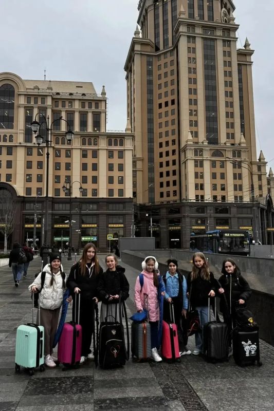 Спорт, дружба, жвачка. Друг – это тот, кто пойдет с тобой на тренировку в 7 утра, кто не даст сойти с дистанции за 100 метров до финиша, кто будет верить в твои победы, когда уже ты сам сдался, кто рядом со словами... Спорт, дружба, жвачка. Друг – это тот, кто пойдет с тобой на тренировку в 7 утра, кто не даст сойти с дистанции за 100 метров до финиша, кто будет верить в твои победы, когда уже ты сам сдался, кто рядом со словами...