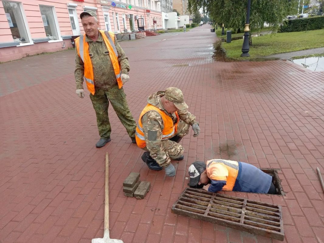 В Тамбове очищают ливневую канализацию после дождей В Тамбове очищают ливневую канализацию после дождей