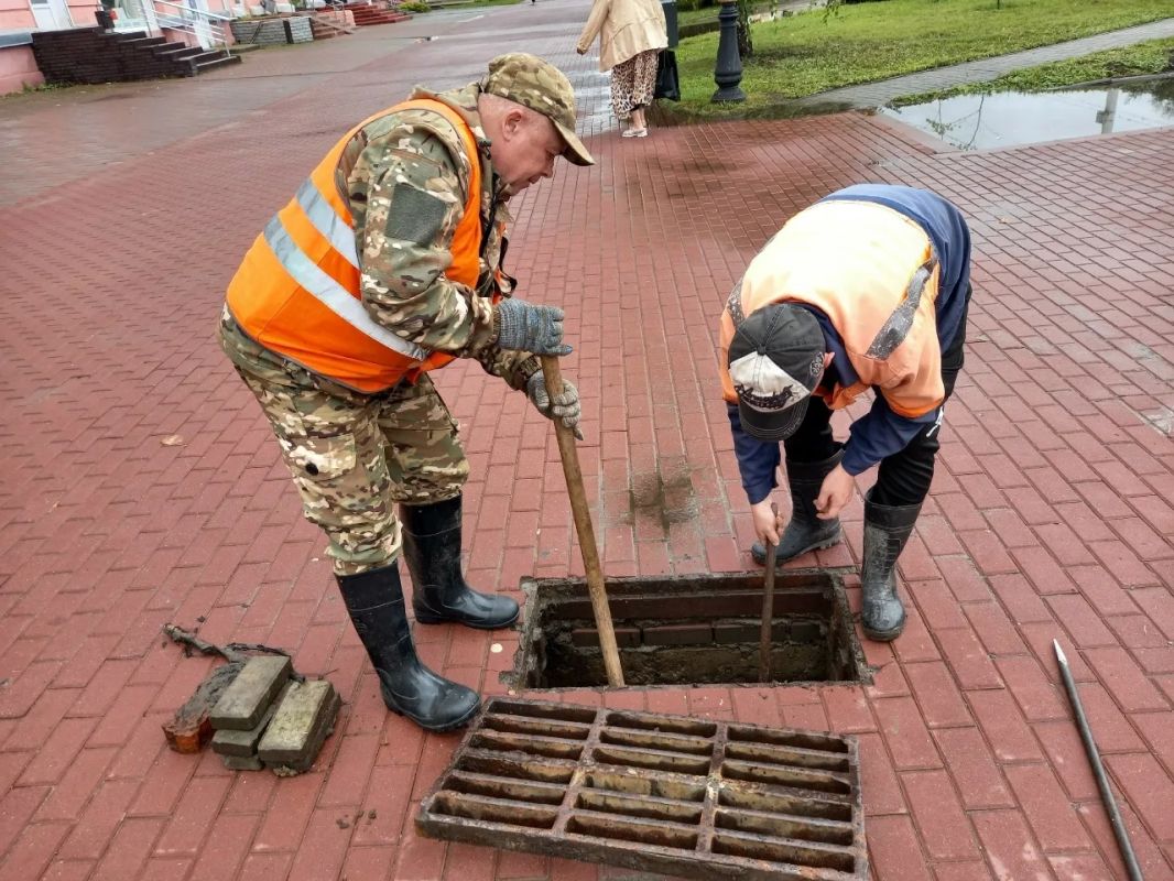 В Тамбове очищают ливневую канализацию после дождей В Тамбове очищают ливневую канализацию после дождей