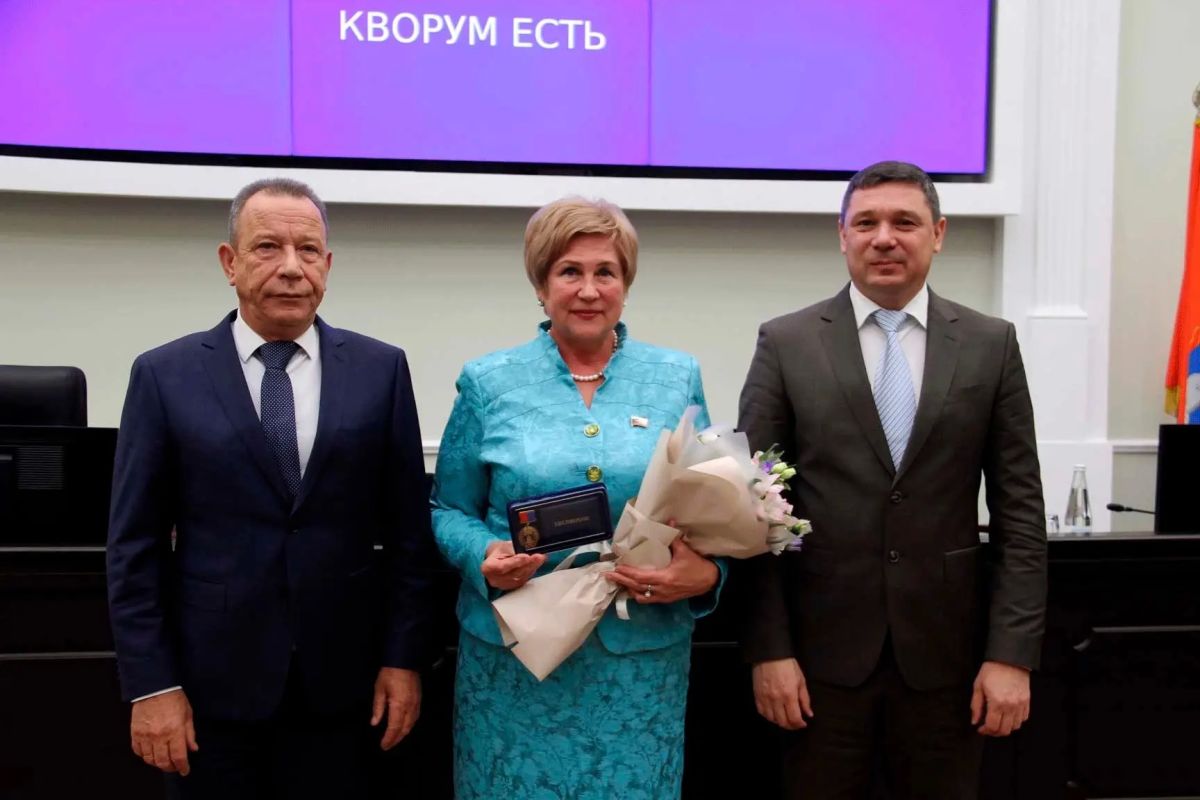 Глава Тамбовской области Евгений Первышов поблагодарил депутатов за плодотворную работу и вручил им награды: Глава Тамбовской области Евгений Первышов поблагодарил депутатов за плодотворную работу и вручил им награды: