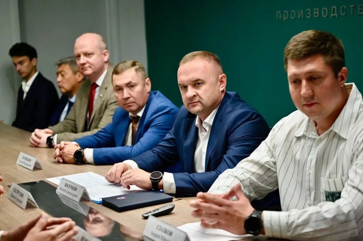 Глава Тамбовской области Евгений Первышов на площадке производственного объединения «Агротех» провёл встречу с представителями промышленных предприятий региона Глава Тамбовской области Евгений Первышов на площадке производственного объединения «Агротех» провёл встречу с представителями промышленных предприятий региона