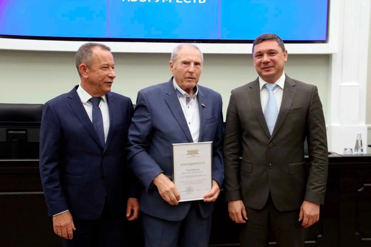Глава Тамбовской области Евгений Первышов поблагодарил депутатов за плодотворную работу и вручил им награды: Глава Тамбовской области Евгений Первышов поблагодарил депутатов за плодотворную работу и вручил им награды: