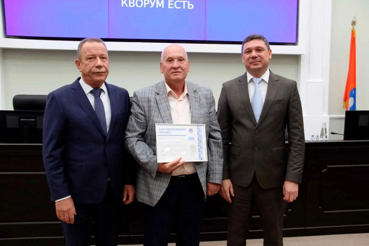 Глава Тамбовской области Евгений Первышов поблагодарил депутатов за плодотворную работу и вручил им награды: Глава Тамбовской области Евгений Первышов поблагодарил депутатов за плодотворную работу и вручил им награды: