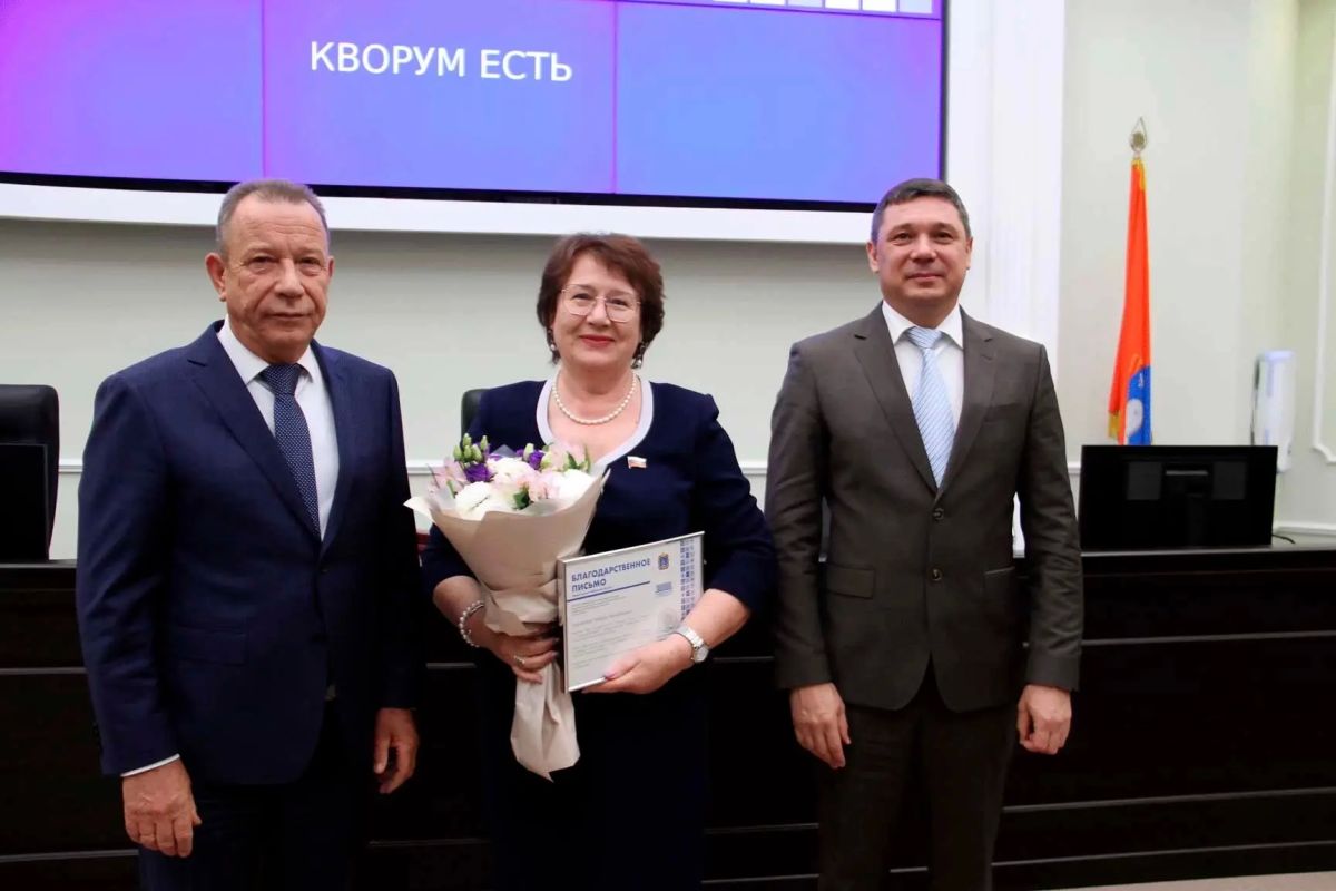 Глава Тамбовской области Евгений Первышов поблагодарил депутатов за плодотворную работу и вручил им награды: Глава Тамбовской области Евгений Первышов поблагодарил депутатов за плодотворную работу и вручил им награды: