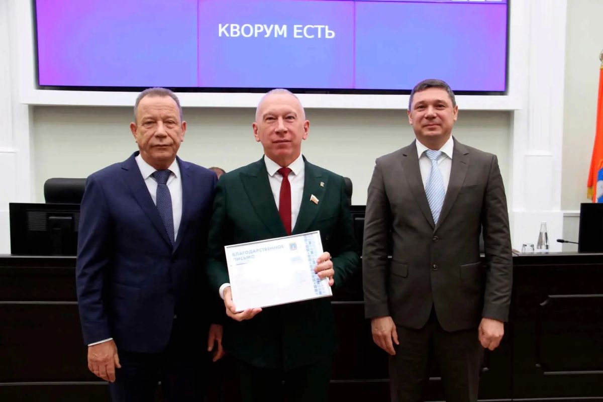 Глава Тамбовской области Евгений Первышов поблагодарил депутатов за плодотворную работу и вручил им награды: Глава Тамбовской области Евгений Первышов поблагодарил депутатов за плодотворную работу и вручил им награды: