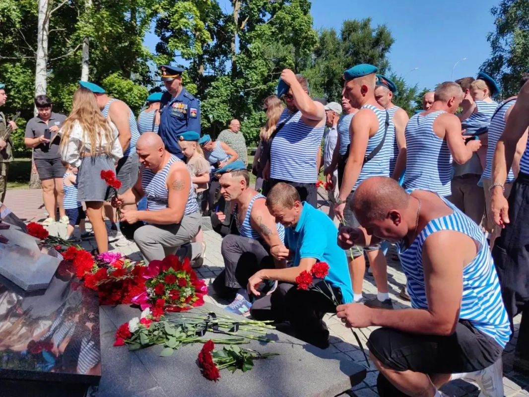2 августа в Тамбове прошёл митинг-концерт, посвящённый 96-й годовщине Воздушно-десантных войск 2 августа в Тамбове прошёл митинг-концерт, посвящённый 96-й годовщине Воздушно-десантных войск