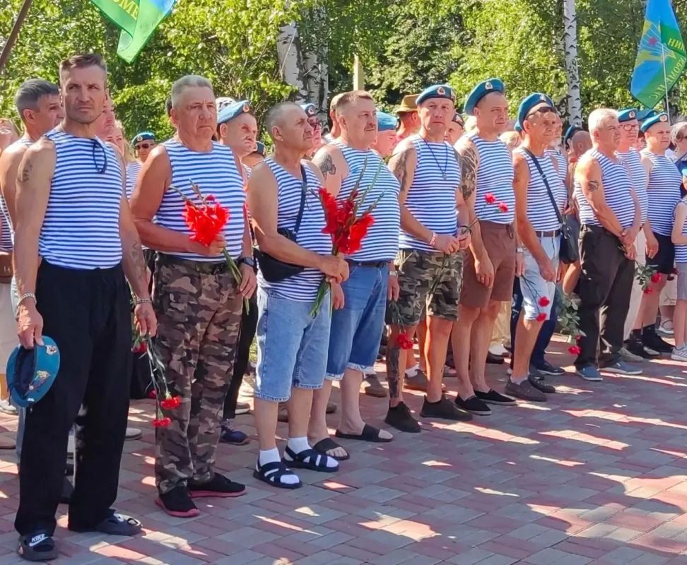 2 августа в Тамбове прошёл митинг-концерт, посвящённый 96-й годовщине Воздушно-десантных войск 2 августа в Тамбове прошёл митинг-концерт, посвящённый 96-й годовщине Воздушно-десантных войск