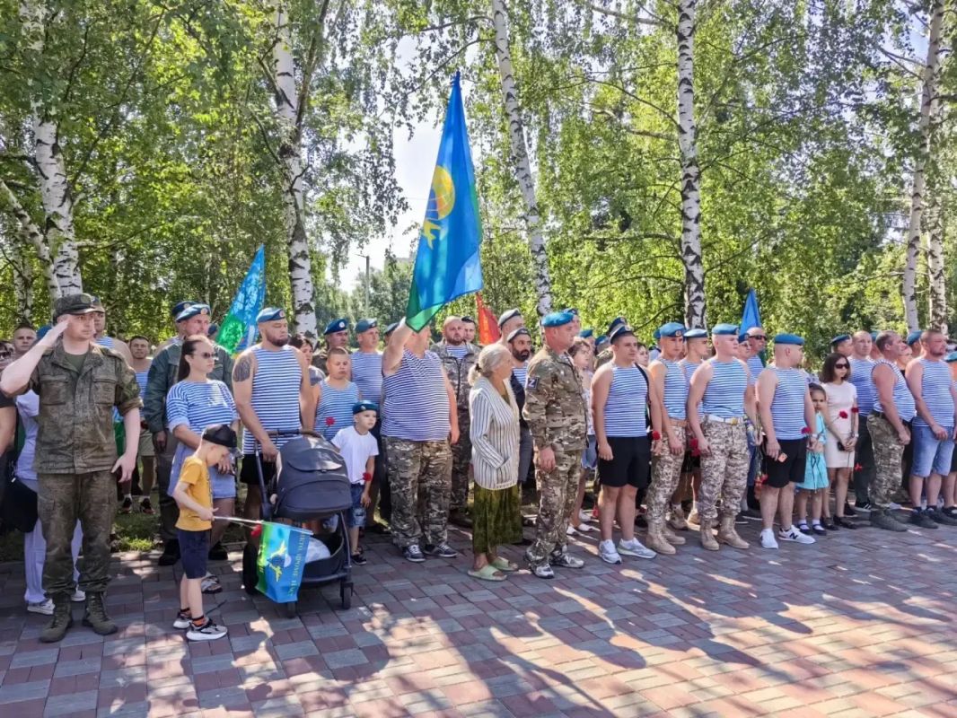 2 августа в Тамбове прошёл митинг-концерт, посвящённый 96-й годовщине Воздушно-десантных войск 2 августа в Тамбове прошёл митинг-концерт, посвящённый 96-й годовщине Воздушно-десантных войск