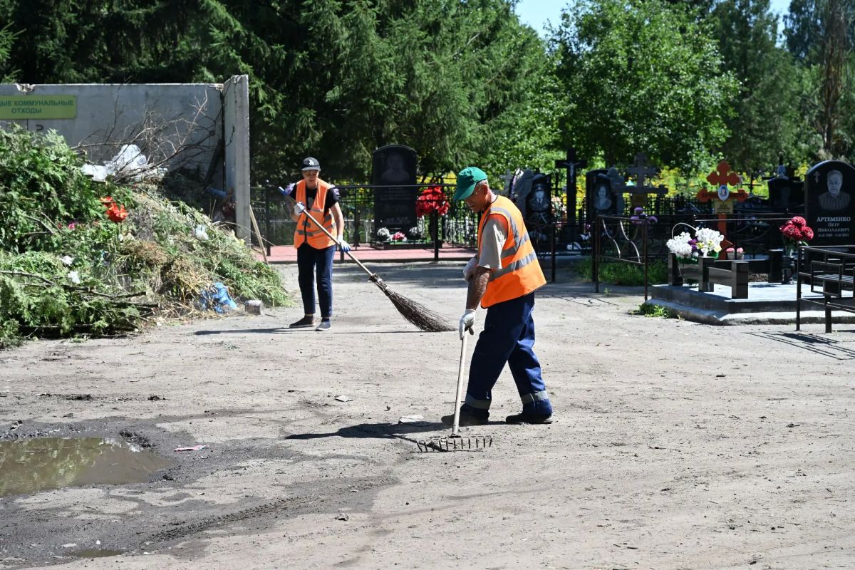 На Полынковском кладбище провели плановую уборку На Полынковском кладбище провели плановую уборку