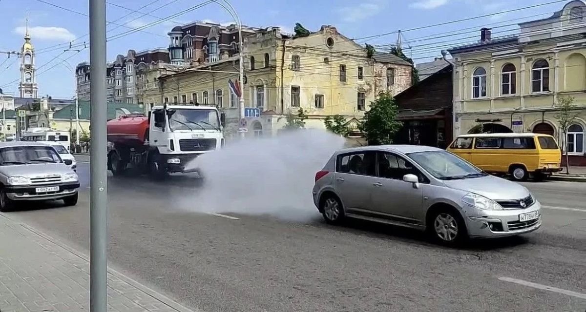 В Тамбове усилены работы по орошению улиц в период жары В Тамбове усилены работы по орошению улиц в период жары