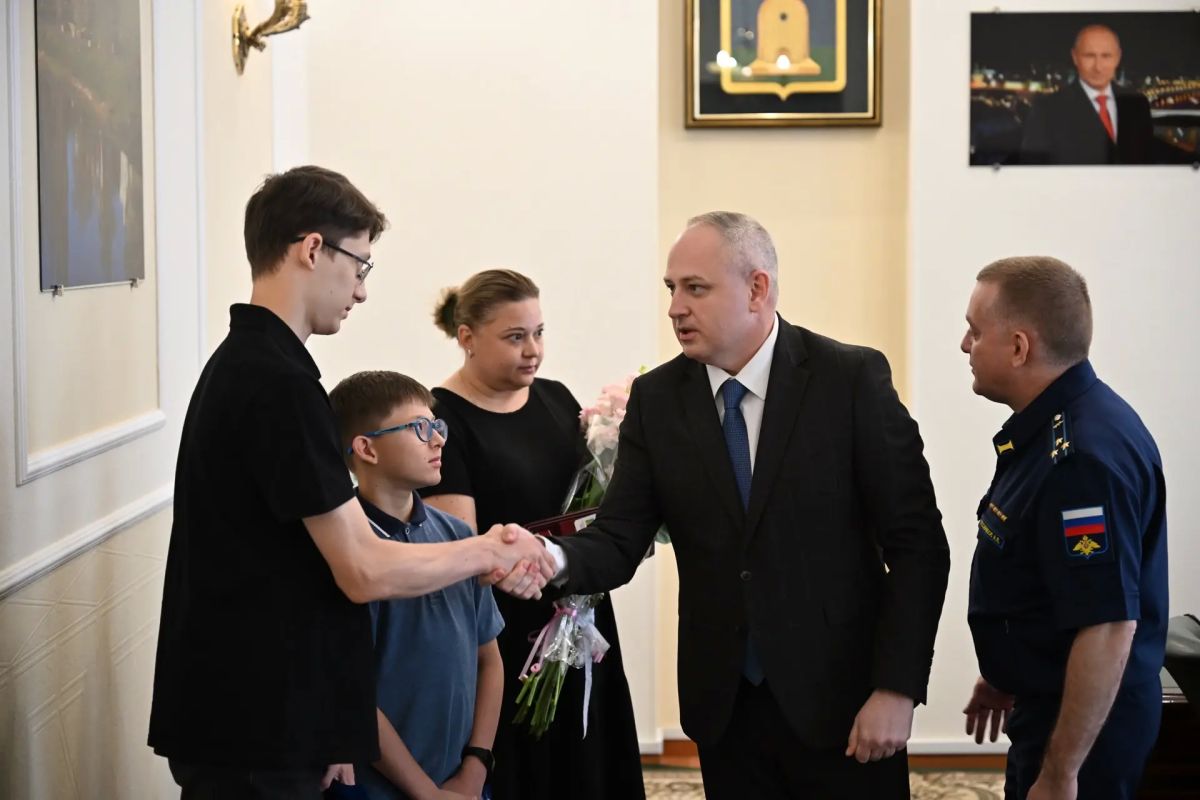 Максим Косенков: Вместе с заместителем командующего Дальней авиацией передал Орден Мужества вдове и сыновьям погибшего лётчика, майора Расула Жантуева Максим Косенков: Вместе с заместителем командующего Дальней авиацией передал Орден Мужества вдове и сыновьям погибшего лётчика, майора Расула Жантуева