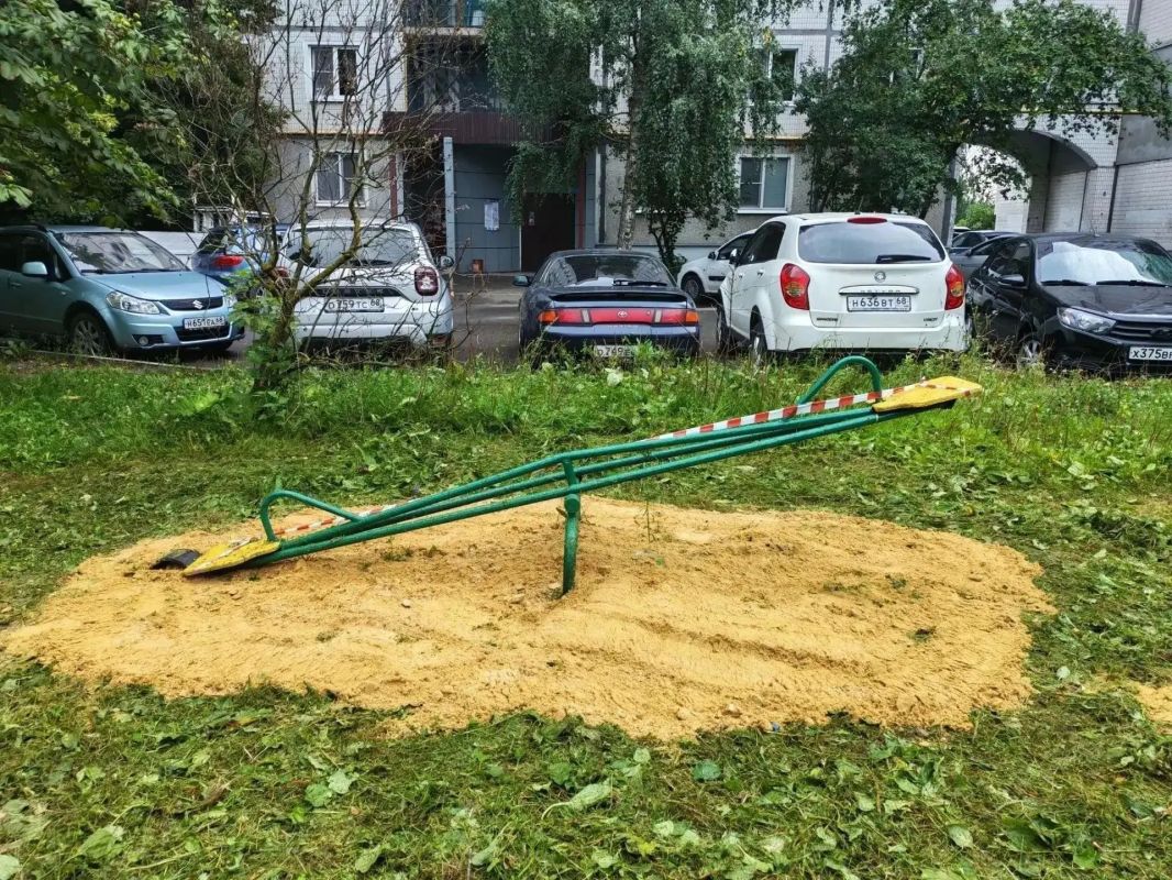 Во дворе на Астраханской отремонтировали МАФы Во дворе на Астраханской отремонтировали МАФы