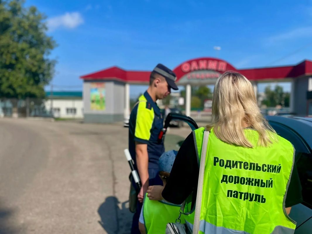 Сотрудники Госавтоинспекции совместно с отрядом ЮИД и представителем «Родительского дорожного патруля» МБДОУ «Детский сад №25 «Рябинушка» г.Мичуринска поздравили водителей с Международным днём светофора Сотрудники Госавтоинспекции совместно с отрядом ЮИД и представителем «Родительского дорожного патруля» МБДОУ «Детский сад №25 «Рябинушка» г.Мичуринска поздравили водителей с Международным днём светофора