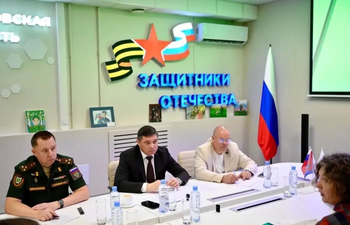 Евгений Первышов провёл приём жителей в фонде «Защитники Отечества»