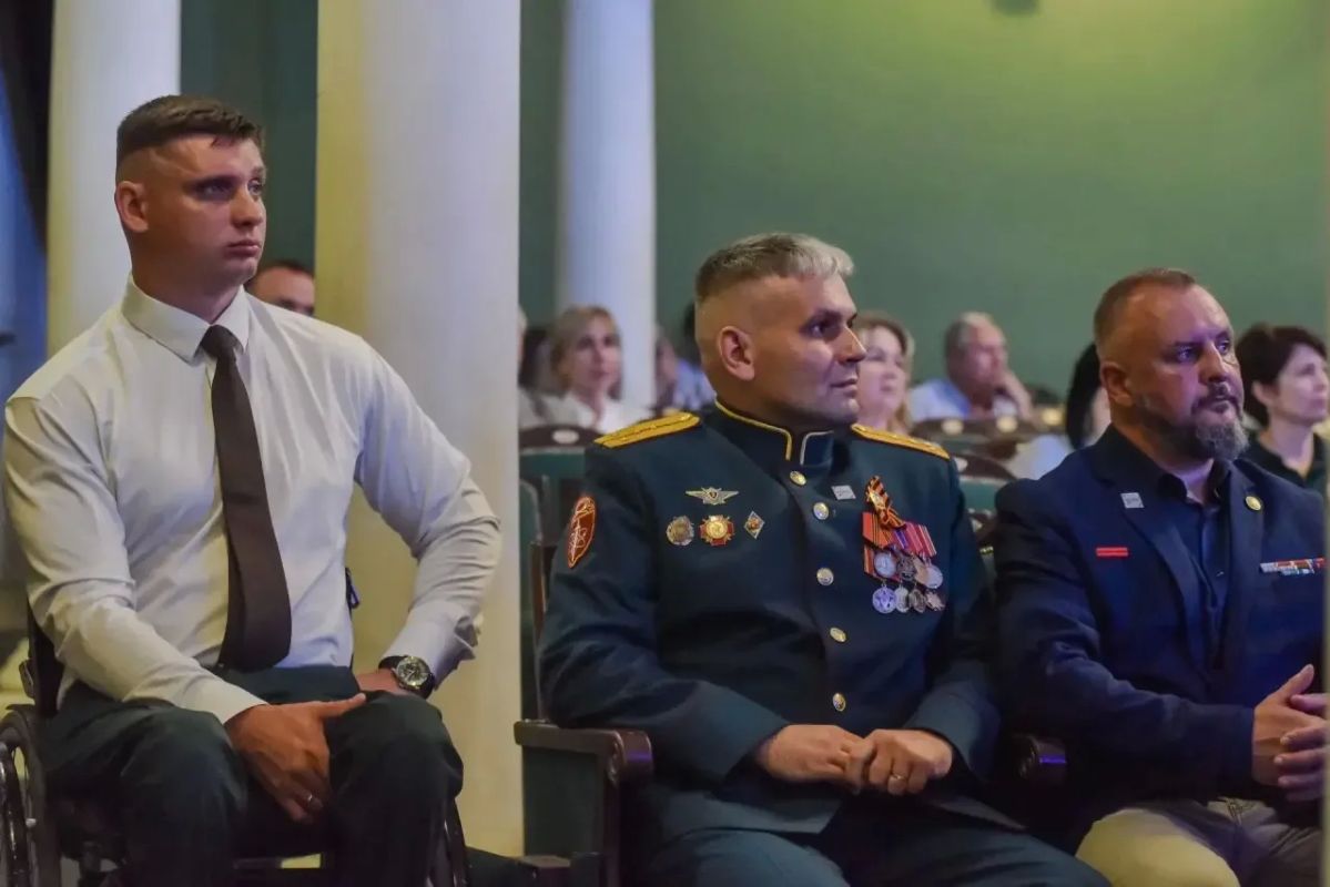 Евгений Первышов: Сегодня вместе с директором Высшей школы государственного управления Олегом Кондратенко вручили дипломы выпускникам нашей региональной кадровой программы "Герои Тамбовщины" Евгений Первышов: Сегодня вместе с директором Высшей школы государственного управления Олегом Кондратенко вручили дипломы выпускникам нашей региональной кадровой программы "Герои Тамбовщины"