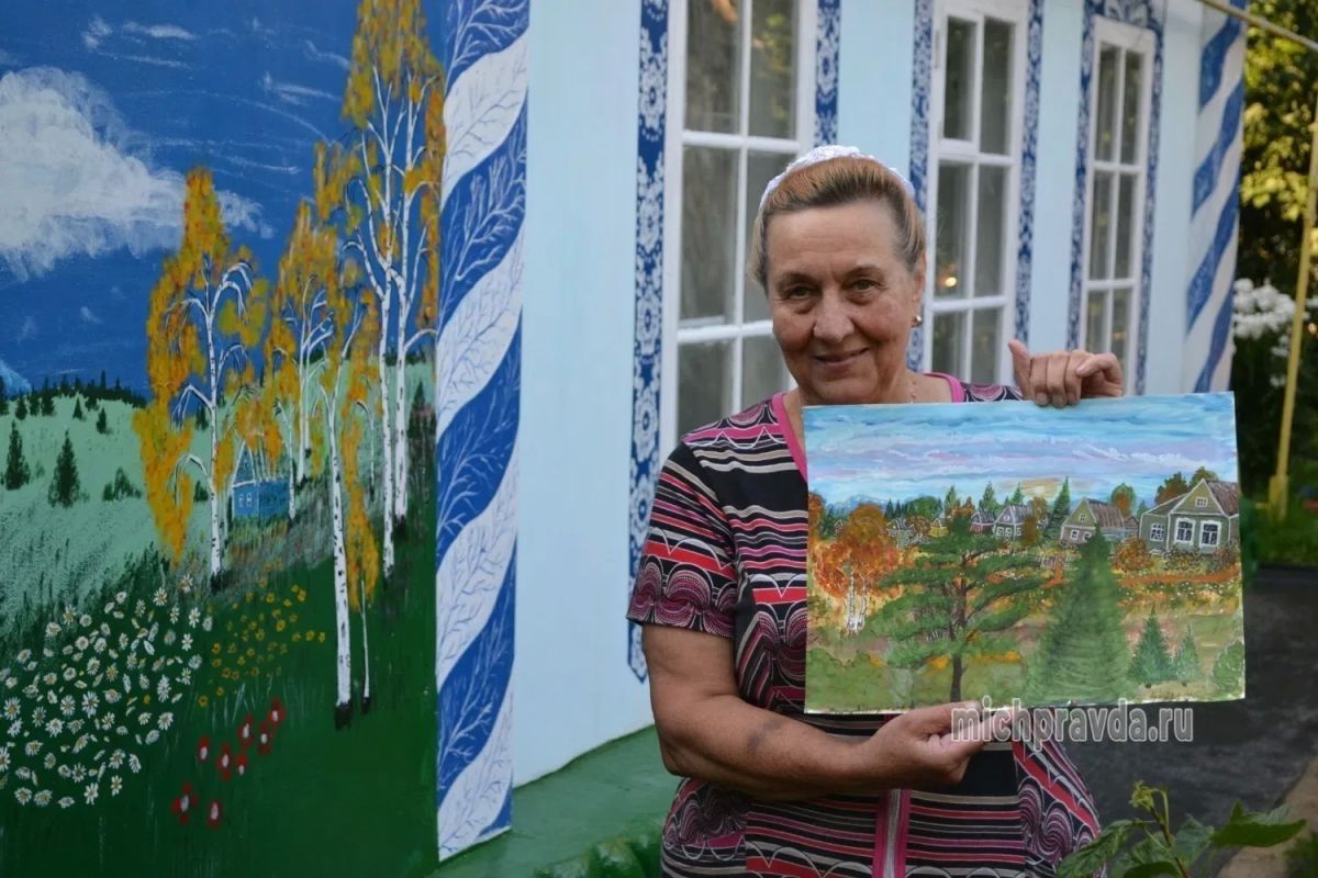 Пенсионерка из Мичуринска расписала свой дом в сказочном стиле Пенсионерка из Мичуринска расписала свой дом в сказочном стиле
